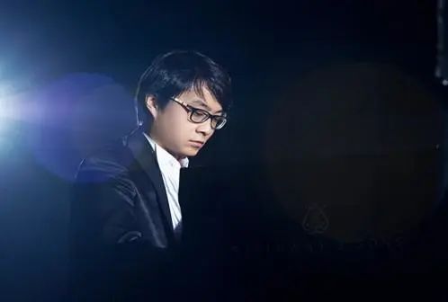 宋思衡的“宅抗疫” | 挑战主播、筹集口罩、闭关作曲,这位取消了20场演出的钢琴家原来这么忙!