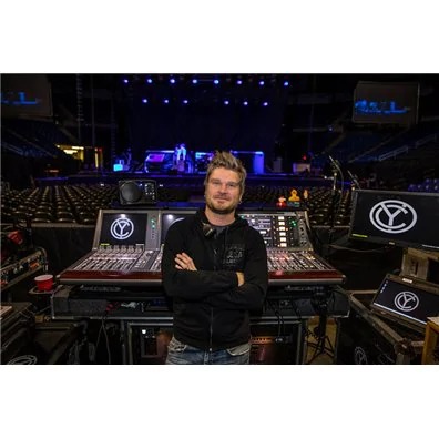 工程师使用双雅马哈PM10为Chris Young的“失眠2018世界巡回演唱会”混音