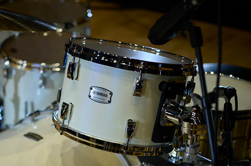 具备有关每种木材特性专业知识的工匠塑造了鼓腔边缘切角.